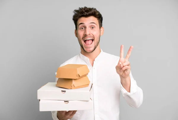Fast Food Ile Izole Edilmiş Genç Yakışıklı Adam Kutuları Taklit — Stok fotoğraf