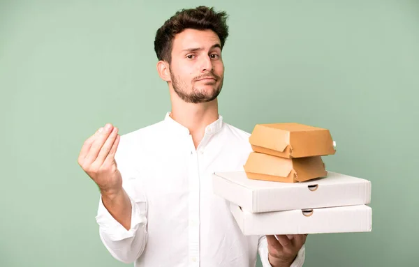 Jovem Bonito Homem Isolado Com Fast Food Zombar Caixas Entrega — Fotografia de Stock