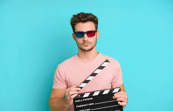 Jovem Homem Bonito Isolado Com Uma Batedeira Cinema Óculos Realidade — Fotografia de Stock