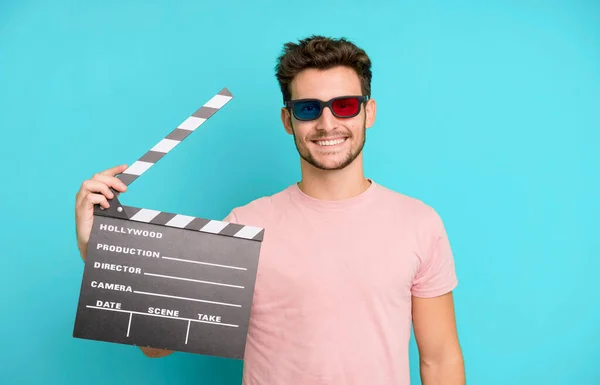 Jeune Homme Beau Isolé Avec Battant Cinéma Des Verres Réalité — Photo