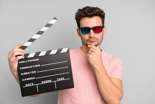 Jeune Homme Beau Isolé Avec Battant Cinéma Des Verres Réalité — Photo