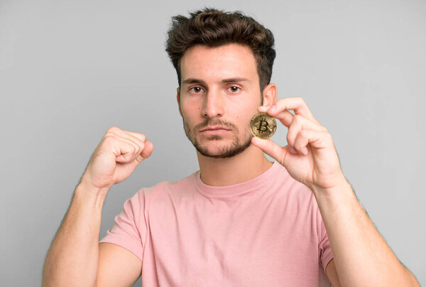 Молодой красивый одинокий мужчина с биткойном.