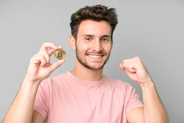 Jovem Bonito Isolado Homem Com Uma Moeda Bitcoin — Fotografia de Stock