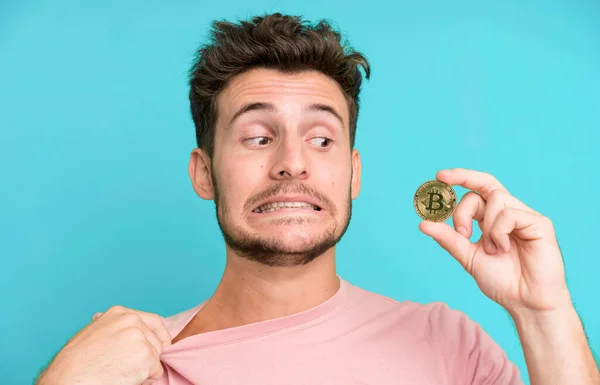 Bitcoin Parası Olan Yakışıklı Izole Bir Adam — Stok fotoğraf