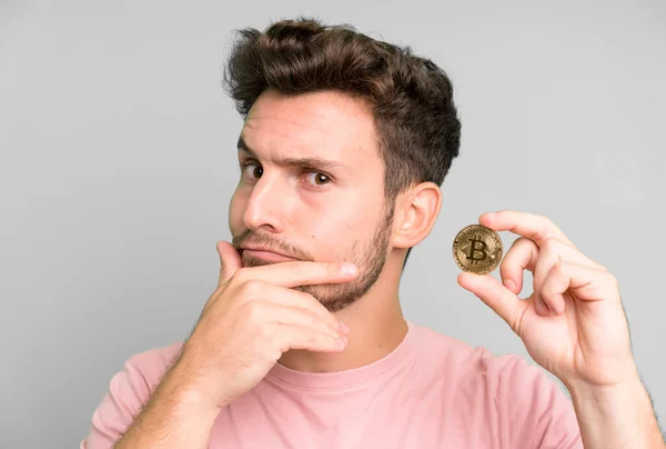 Jovem Bonito Isolado Homem Com Uma Moeda Bitcoin — Fotografia de Stock