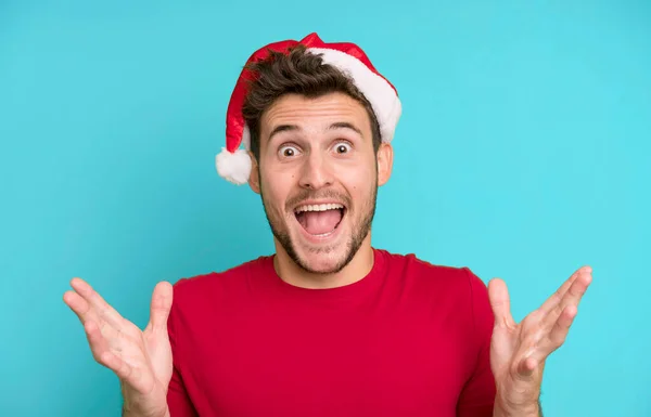 Jonge Knappe Man Met Een Kerstmuts Kerstconcept — Stockfoto