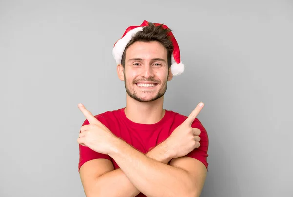 Fiatal Jóképű Férfi Télapó Sapkában Karácsonyi Koncepció — Stock Fotó