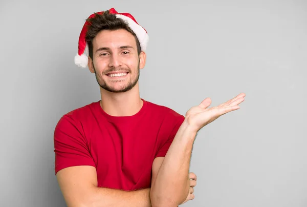 年轻英俊的男人戴着一顶桑塔帽 圣诞节的概念 — 图库照片