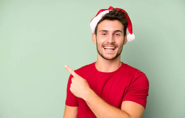 Jovem Bonitão Com Chapéu Pai Natal Conceito Natal — Fotografia de Stock