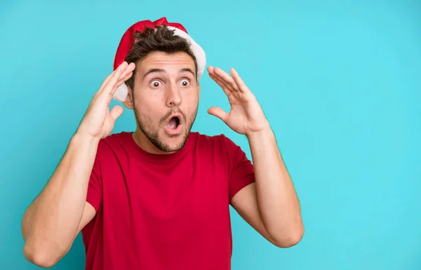 Joven Guapo Con Sombrero Santa Concepto Navidad —  Fotos de Stock