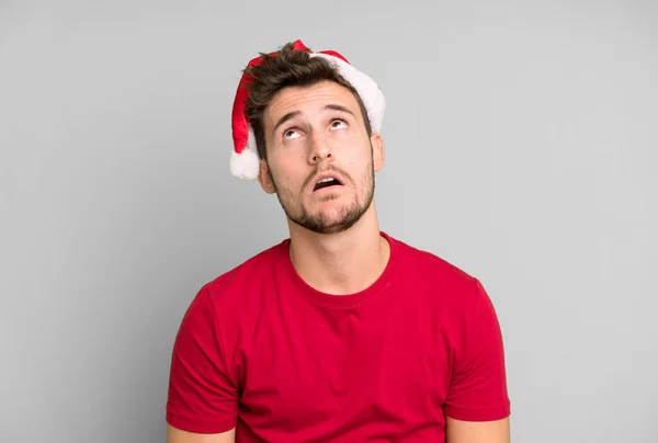 Noel Baba Şapkalı Genç Yakışıklı Bir Adam Noel Konsepti — Stok fotoğraf