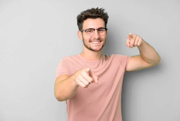 Jonge Knappe Man Die Zich Gelukkig Zelfverzekerd Voelt Naar Camera — Stockfoto