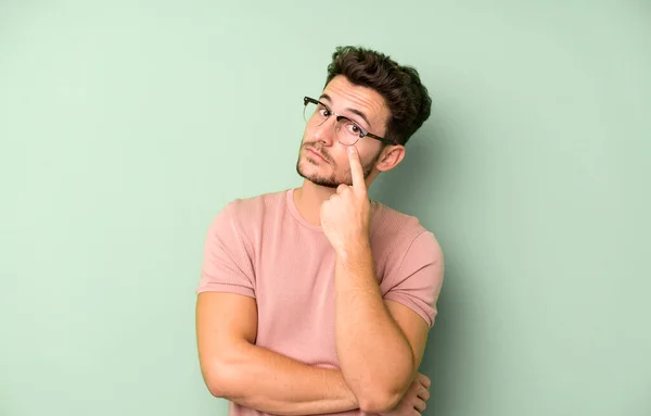 Junger Gutaussehender Mann Der Dich Auge Behält Dir Nicht Vertraut — Stockfoto