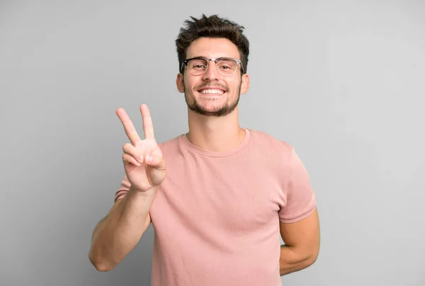 Jonge Knappe Man Glimlachend Kijkend Gelukkig Zorgeloos Positief Gebaren Van — Stockfoto