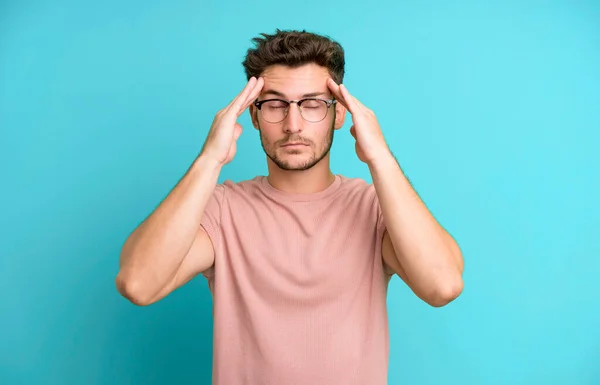 Jovem Bonito Homem Olhando Concentrado Pensativo Inspirado Brainstorming Imaginando Com — Fotografia de Stock