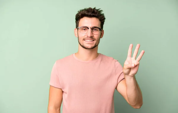 Jonge Knappe Man Glimlachend Vriendelijk Uitziend Nummer Drie Derde Met — Stockfoto