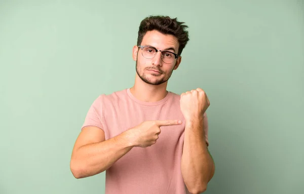 Jonge Knappe Man Kijkt Ongeduldig Boos Wijst Wacht Vraagt Stiptheid — Stockfoto