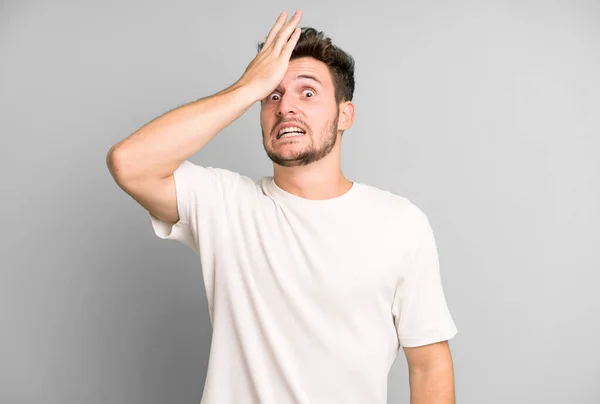 Junger Gutaussehender Mann Der Panische Angst Vor Einer Vergessenen Frist — Stockfoto