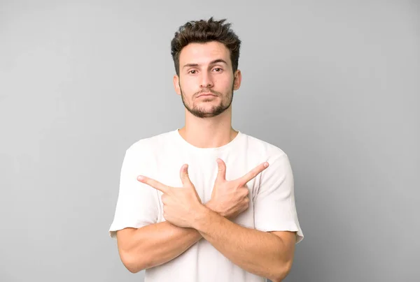 Jovem Bonito Homem Olhando Confuso Confuso Inseguro Apontando Direções Opostas — Fotografia de Stock