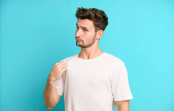 Joven Guapo Hombre Buscando Arrogante Exitoso Positivo Orgulloso Apuntando Mismo — Foto de Stock