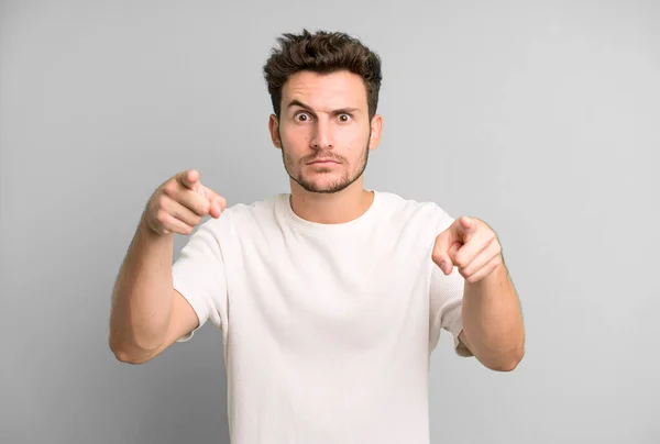 Joven Hombre Guapo Apuntando Hacia Adelante Cámara Con Ambos Dedos — Foto de Stock