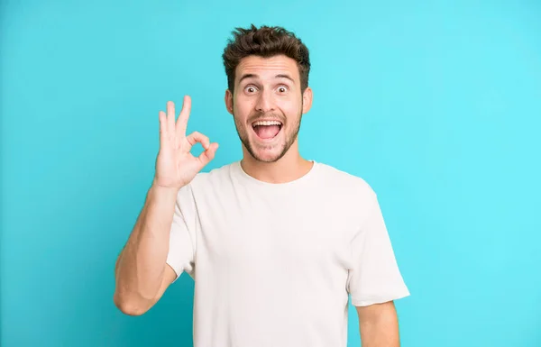 Jovem Homem Bonito Sentindo Bem Sucedido Satisfeito Sorrindo Com Boca — Fotografia de Stock