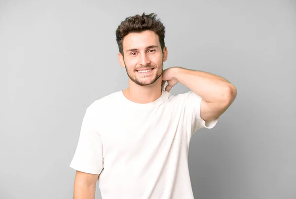 Junger Gutaussehender Mann Lacht Fröhlich Und Selbstbewusst Mit Einem Lässigen — Stockfoto