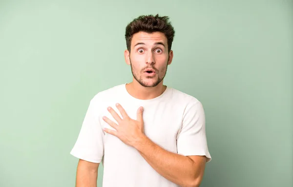 Jonge Knappe Man Geschokt Verrast Glimlachend Hand Hart Nieren Blij — Stockfoto