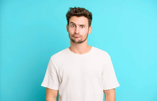 Jovem Homem Bonito Sentindo Confuso Duvidoso Perguntando Tentando Escolher Tomar — Fotografia de Stock