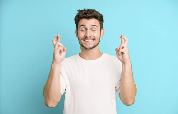 Joven Hombre Guapo Sintiéndose Nervioso Esperanzado Cruzando Los Dedos Orando — Foto de Stock