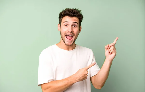 Jovem Homem Bonito Sentindo Alegre Surpreso Sorrindo Com Uma Expressão — Fotografia de Stock