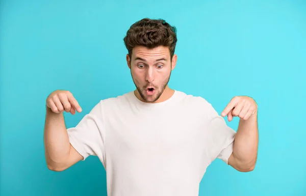 Young Handsome Man Feeling Shocked Open Mouthed Amazed Looking Pointing — Stock Photo, Image