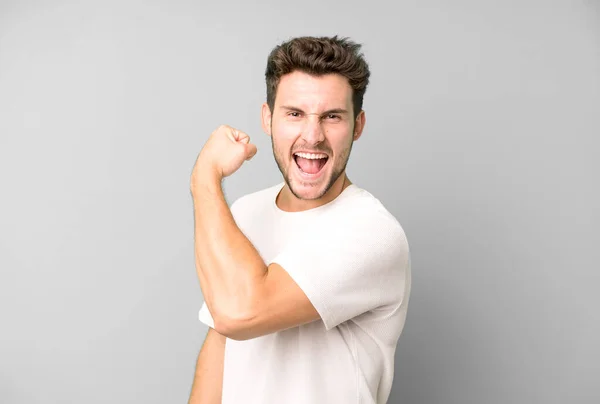 Joven Hombre Guapo Sintiéndose Feliz Satisfecho Poderoso Ajuste Flexible Bíceps —  Fotos de Stock