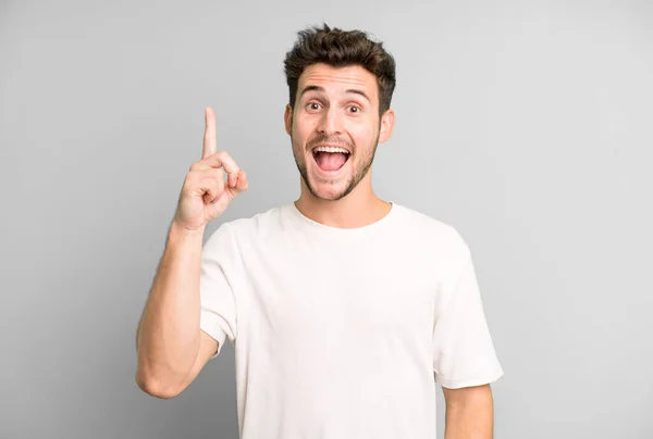 Jovem Homem Bonito Sentindo Como Gênio Feliz Animado Depois Perceber — Fotografia de Stock