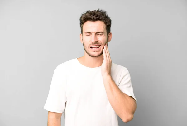 Genç Yakışıklı Adam Yanağını Tutuyor Ağrılı Diş Ağrısı Çekiyor Hasta — Stok fotoğraf