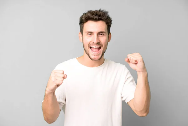 Genç Yakışıklı Adam Mutlu Pozitif Başarılı Hissediyor Zaferi Başarıları Iyi — Stok fotoğraf