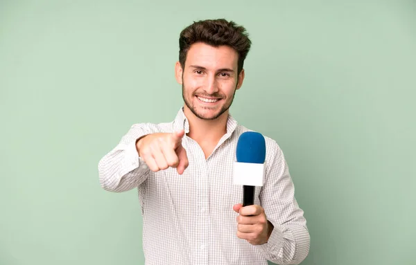 Apuesto Adolescente Apuntando Cámara Eligiéndote Con Micrófono Concepto Persenter — Foto de Stock