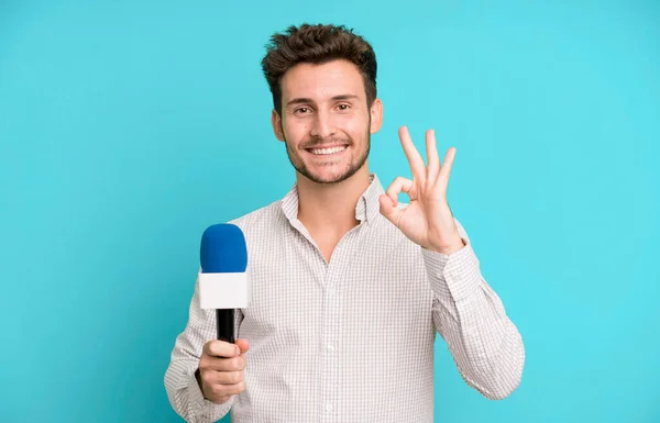 Guapo Adolescente Sintiéndose Feliz Mostrando Aprobación Con Buen Gesto Con — Foto de Stock