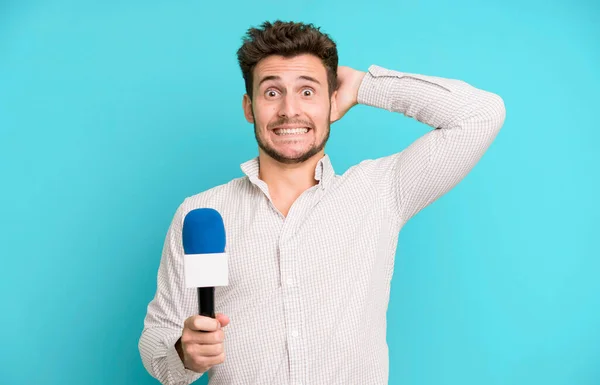 Beau Adolescent Sentant Stressé Anxieux Effrayé Avec Les Mains Sur — Photo