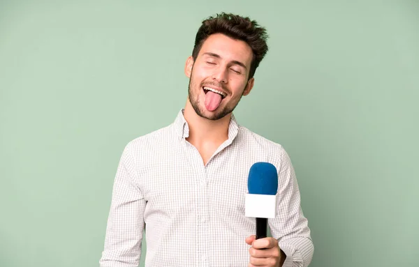 陽気で反抗的な態度でハンサムな10代の若者冗談と舌を突き出す マイクで パーセンターのコンセプト — ストック写真
