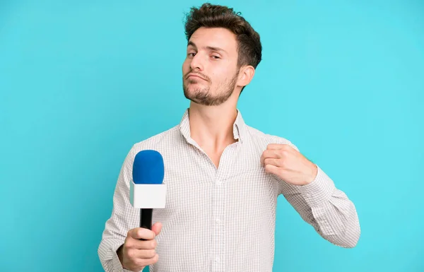 Knappe Tiener Die Arrogant Succesvol Positief Trots Uitziet Met Een — Stockfoto