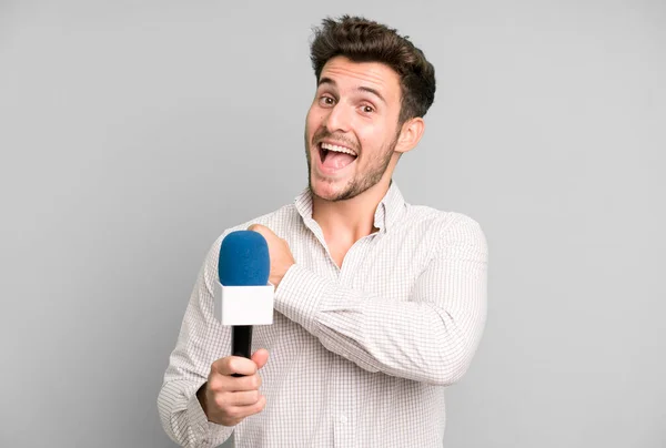 Adolescente Guapo Sentirse Feliz Frente Desafío Celebración Con Micrófono Concepto — Foto de Stock