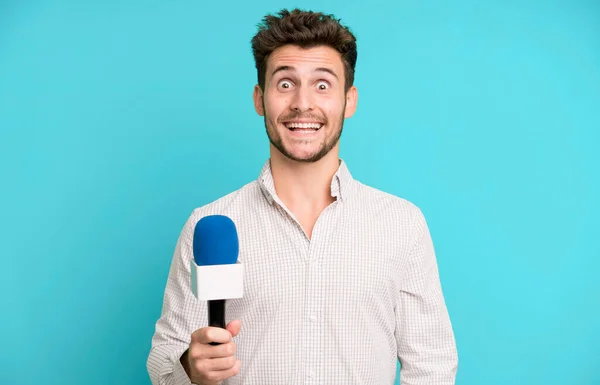 Knappe Tiener Die Gelukkig Aangenaam Verrast Uitziet Met Een Microfoon — Stockfoto