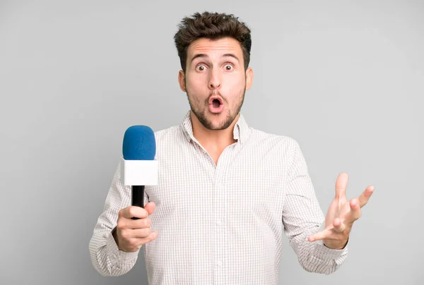 Przystojny Nastolatek Czuje Się Bardzo Zszokowany Zaskoczony Mikrofonem Koncepcja Persenter — Zdjęcie stockowe