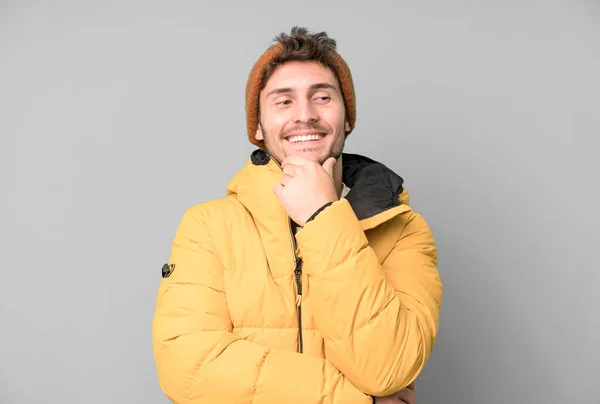Pohledný Teenager Usmívá Šťastným Sebevědomým Výrazem Rukou Bradě Zimní Oblečení — Stock fotografie
