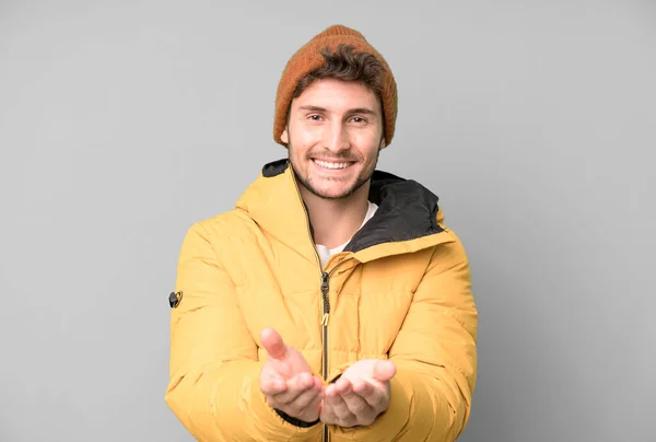 Pohledný Teenager Šťastně Usmívá Přátelským Nabídkou Předvádí Koncept Zimní Oblečení — Stock fotografie