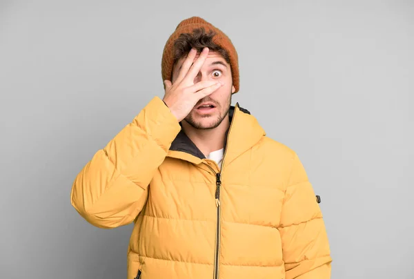 Stilig Tonåring Som Ser Chockad Rädd Eller Skräckslagen Och Täcker — Stockfoto