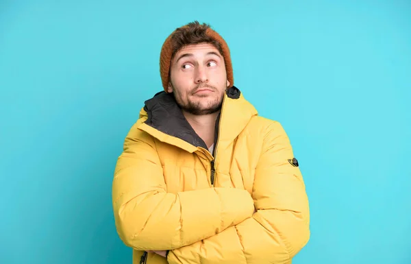 Pohledný Teenager Pokrčil Rameny Cítil Zmatený Nejistý Zimní Oblečení Studený — Stock fotografie