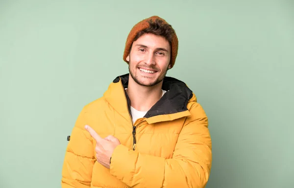 Pohledný Teenager Vesele Usmívá Cítí Šťastný Ukazuje Stranou Zimní Oblečení — Stock fotografie