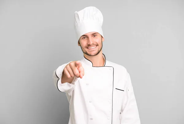 Beau Adolescent Pointant Vers Caméra Vous Choisissant Concept Chef — Photo